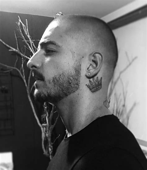 The artist has forever drawn a big heart with the little girls name on his neck, so that everyone can see it. . Maluma neck tattoo